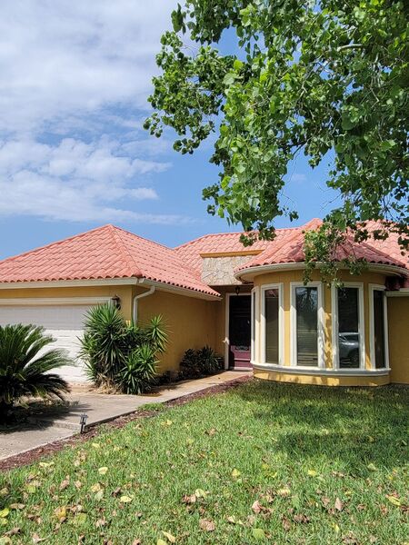 How hot water pressure washing restores stucco homes in brownsville